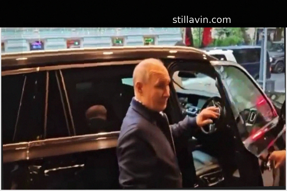 Путин отвез свою первую учительницу на ужин в Кремль на Aurus