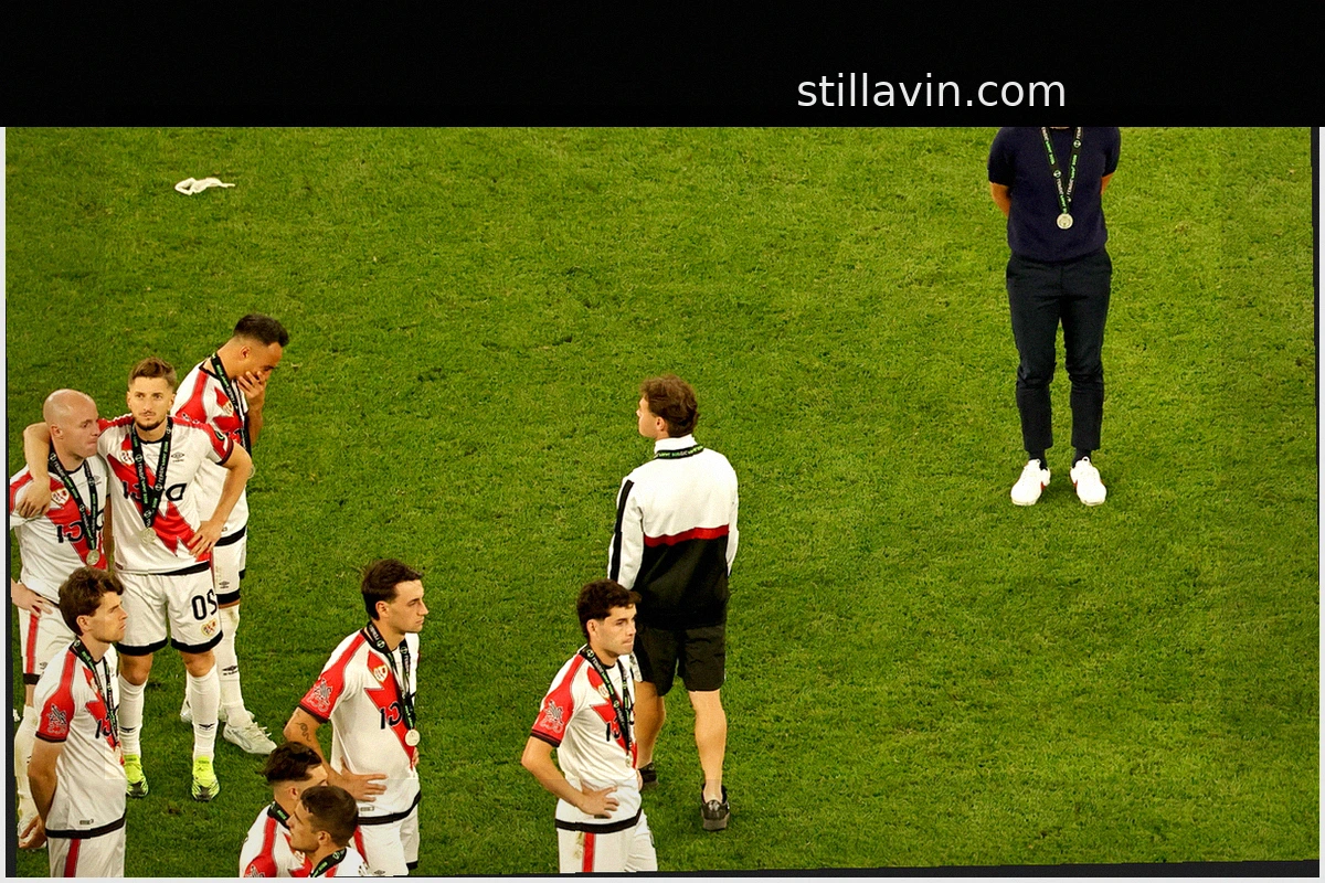 La emotiva despedida silenciosa del Rayo Vallecano a Íñigo Pérez: "Se ha ganado decidir su futuro"